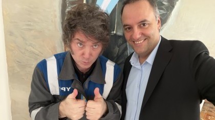 Javier Milei no le suelta la mano: 