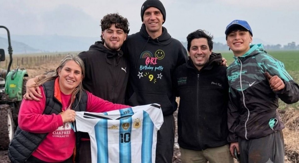 El regalo del “Dibu” Martínez a los vecinos que lo ayudaron a sacar su camioneta del barro