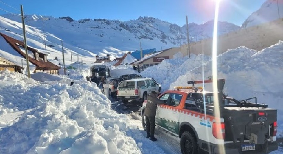 Mendoza: evacuaron a más de 200 turistas en Puente del Inca por un fuerte viento blanco