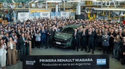 Renault presentó en Córdoba su nueva pickup y Llaryora pidió cuidar a la industria
