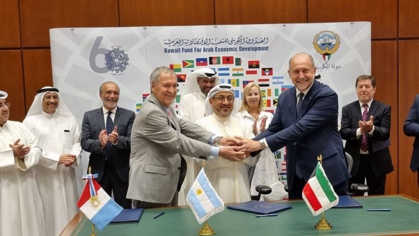Kuwait: Schiaretti y Perotti firmaron el crédito para iniciar el acueducto Santa Fe – Córdoba